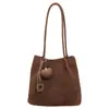 Bolso cubo de moda de gran capacidad para mujer, nuevo estilo verano 2026, patrón tejido, adecuado para el trabajo y los desplazamientos, bolso de hombro moderno y versátil