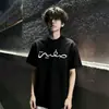 Top de verano para hombre de estilo simple, exclusivo transfronterizo, bordado, de manga corta, con mangas acanaladas tridimensionales en los hombros y cuello pequeño