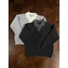 Suéter gris oscuro de imitación dos piezas con cuello en V, unisex, otoño/invierno, estilo casual y relajado, capa base de punto, top interior con cuello