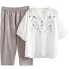 Roupa de mãe de meia-idade verão algodão e linho bordada conjunto de duas peças camiseta de manga curta gola V top estiloso estilo ocidental roupa para mulheres de meia-idade e idosas