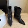Botas Western Pontudas Retrô 2026, Botas Curtas para Mulheres, Coleção Outono/Inverno, apresentando um design de fivela de cinto, um visual único e estiloso, e um salto grosso, perfeitas para combinar com calças