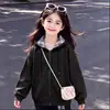 Conjunto de Dos Piezas para Niña con Sudadera a Cuadros Estilo Universitario 2026 y Pantalones Casuales Elegantes