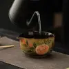 Juego de té de cerámica de cuatro piezas con flor de rosa pintada a mano para matcha, que incluye un cuenco para matcha, un soporte para batidor de té y una caja de regalo