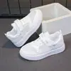 Novos Sapatos Brancos para Meninas Primavera e Outono Sapatos Antiderrapantes com Solado Sólido para Meninos Sola Grossa Aumentadores de Altura Sapatos Esportivos Infantis
