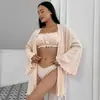 Conjunto de tres piezas de bata, ropa interior y shorts para comercio exterior transfronterizo, nuevo pijama de punto primavera 2025 europeo y americano, ropa de casa para mujer