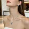 Collar Estilo Xiaohongshu de Circonita Azul Exquisita Circonita Cadena de Clavícula de Lujo Ligero y Aretes con Diseño Elegante, Cadena de Clavícula y Aretes de Gama Alta de Nicho
