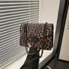 Estampado de Leopardo Occidental Retro Europeo y Americano Hermoso Invierno 2024 Nuevo Elegante Moderno Cadena Bajo el Brazo Hombro Bolso Cuadrado Pequeño para Mujer