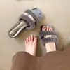 Chinelos de metal com uma tira e salto grosso, design de fivela moderno, novo estilo 2026, de pelo com dedos à mostra para uso externo, sandálias de salto médio com bico quadrado