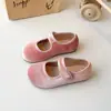 Outono/Inverno 2026 Novos Sapatos Infantis de Veludo Doce Antiderrapantes Sapatos de Bebê Estilosos Versáteis Sapatos de Princesa Grossos para Meninas