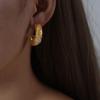Pendientes retro de nicho personalizados con diseño de textura de forma de neumático tallada incrustados con diamante checo acero de titanio chapado en oro forma de C