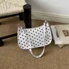 Bolsa feminina de verniz brilhante com bolinhas de nicho, nova moda 2026, bolsa transversal versátil, bolsa de ombro e para usar sob o braço atacado