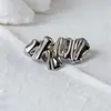 Broche de Pliegues Irregulares con un Toque de Lujo Ligero y Gama Alta, Estilo de Metal Liso Sencillo, Pin de Ropa a la Moda, Superventas Transfronterizo, En Stock