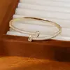 Pulsera de oro macizo de 18 quilates chapado con cierre de uña retorcido multicapa de circonita, joyería de nicho de lujo ligero estilo ins de alta gama