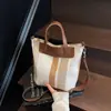 Bolsa de Lona Listrada Feminina Verão 2025 Nova Casual para Trabalho e Dia a Dia Bolsa de Ombro Tote Grande Capacidade Bolsa Transversal Tote