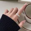 Brincos Novos de Cruz com Gota de Óleo Brancos para Mulheres Primavera/Verão 2026, Acessórios Simples Elegantes com Strass Brilhante, Brincos da Moda