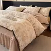 Juego de Cuatro Piezas de Bola de Pelo de Conejo de Invierno Leche Polar Sábana de Terciopelo Tallado Grueso Completamente Mate Funda de Edredón Estilo Falda de Cama Juego de 4 Piezas
