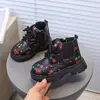 Botas de Couro Estilo Britânico para Meninas 2026 Outono e Inverno Novo Estilo Botas Martin para Meninas Botas Curtas com Estampa Fofa de Morango Botas Individuais