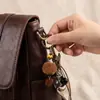 El popular, de diseño único, elegante y moderno llavero con pompón retro de TEMU, un accesorio personalizado para llavero de cámara