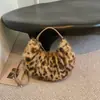 Nuevo bolso de hombro simple para mujer estilo commuter de otoño, bolso de mano de felpa de moda 2026, bolso cruzado versátil para debajo del brazo