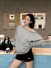 Conjunto de dos piezas: una sudadera casual de manga larga con un diseño de hombro asimétrico, combinada con pantalones sencillos de estilo coreano, creando un conjunto completo y elegante para el otoño