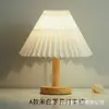 Lámpara de mesa de madera para mesita de noche del mundo del arte, lámpara creativa simple para dormitorio, madera original, estilo japonés, pantalla plisada, accesorio de iluminación ambiental, hierro