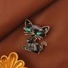 Gato preto e gato branco pegaram um rato é um bom broche de gato nova personalidade gato cristal acessório versátil para terno pino