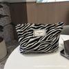 Moda Coreana Estampado Leopardo Cebra Bolsa de Cosméticos Bolsa de Aseo Bolso de Mano para Mujer Bolso de Mano Bolso de Mano Conveniente Bolsa de Almacenamiento de Gran Capacidad
