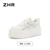 Zapatillas blancas de suela gruesa ZHR para mujer, nuevo modelo otoño 2026, con pedrería, transpirables, versátiles para el uso diario, cómodos zapatos casuales de suela blanda