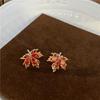 Pendientes elegantes de circonita roja estilo TikTok con borla de hoja de arce para mujer, broche, pendientes de alta gama, exquisita cadena para suéter