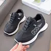 Tênis de couro para meninos, novo modelo outono 2026, com sola macia, antiderrapante, leve, sapatos casuais estilosos para meninas