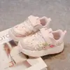 Tênis Florais Fofos para Meninas 2026 Verão Novo Sapatos de Corrida Antiderrapantes Resistentes ao Desgaste para Crianças Sapatos Casuais da Moda