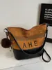 Bolsa Balde Fosca de Grande Capacidade Retrô para Mulheres Nova Moda Outono e Inverno 2025 com Listras Bolsa de Ombro Transversal para Mulheres
