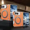 Capa Protetora com Tela Dupla Dobrável para iPhone com Padrão Lichia e Suporte Rotativo Magnético de 360 Graus para Capa de Celular Apple