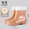 Botas de lluvia cortas duraderas para mujer, zapatos de agua de moda hasta la pantorrilla, botas de goma cálidas para adultos de cocina, trabajo antideslizante impermeable