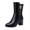 Botas Femininas Estilo Martin até o Meio da Panturrilha 2026 Inverno Novas Botas de Algodão com Forro de Pelúcia Salto Grosso Antiderrapante Quentes Moda para Meia-Idade e Idosos