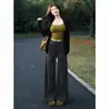 Conjunto de três peças para mulheres no outono: camisola sexy e elegante de corte justo, cardigã versátil que afina a silhueta e calça casual listrada preta