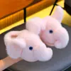 Chinelos de algodão infantis de inverno, unissex, quentes e forrados com fleece, apresentando um design fofo de elefante, perfeitos para uso pai-filho, macios e confortáveis para uso interno, com design de calcanhar fechado