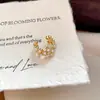 Brincos banhados a ouro 18k real com flores de zircônia e pérolas ocas, versáteis e elegantes, luxo leve e toque de alta qualidade