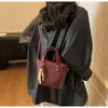 2025 Nuevo Diseño de Nicho Moda Retro Simple Bolso de Hombro para Mujer Moda Otoñal Bolso Cruzado de Mano Tipo Cubo
