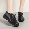 Sapatos de couro de corte profundo com sola macia 2026 outono sapatos planos antiderrapantes para mães de meia-idade, sapatos de couro femininos, sapatos para mulheres de meia-idade e idosas