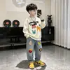 Conjunto de Outono para Meninos 2026 Novo Estampa de Desenho Animado Manga Longa Jeans Conjunto de Duas Peças Moderno Casual para Crianças Mais Velhas Outono