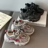 Tenis versátiles para niños con forro polar 2025 invierno estilo moderno para niños zapatos casuales antideslizantes zapatos de papá resistentes a la suciedad para niñas