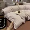 Conjunto de Roupa de Cama de Algodão Lavado Listrado de Luxo Leve de Quatro Peças Conjunto de Três Peças para Cama de Solteiro Lençol com Elástico Capa de Edredom de Gaze de Camada Dupla Toque de Alta Qualidade