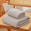Toallas de coralina transfronterizas, adecuadas para uso doméstico, absorbentes, sin pelusa, suaves y disponibles en diseños de rayas de colores dulces.; un juego de toallas de baño