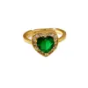 Anillo Vintage Europeo y Americano con Imitación de Esmeralda y Diamantes, Anillo Único de Nicho de Lujo Ligero con Diseño de Hebilla de Herradura en Forma de Corazón para Mujer