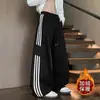 Calça masculina, nova coleção outono/inverno 2026, estilo esportivo de Hong Kong, perna larga, caimento solto, forrada com fleece, casual, perna reta, listrada, calça comprida, moderna