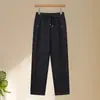 Nova Coleção Outono/Inverno 2026: Calças casuais quentes e confortáveis com forro de fleece para mulheres de meia-idade e idosas, apresentando um design slim fit e um comprimento que valoriza a silhueta.