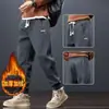 Pantalones de Chándal para Hombre Otoño e Invierno 2025 Nueva Marca de Tendencia Cargo Jogger Pantalones Deportivos Largos Casuales Harem con Forro Polar Negro