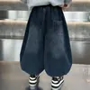 Pantalones de Niño Invierno 2026 Nuevo Estilo Pantalones Largos de Mezclilla Gruesos y Cálidos para Niños Pantalones Banana Elegantes con Forro de Terciopelo