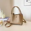 Bolsa Feminina de Alta Qualidade Tipo Saco de Mão Nova Moda Verão 2025 Simples Versátil Bolsa de Ombro Bolsa Transversal Casual